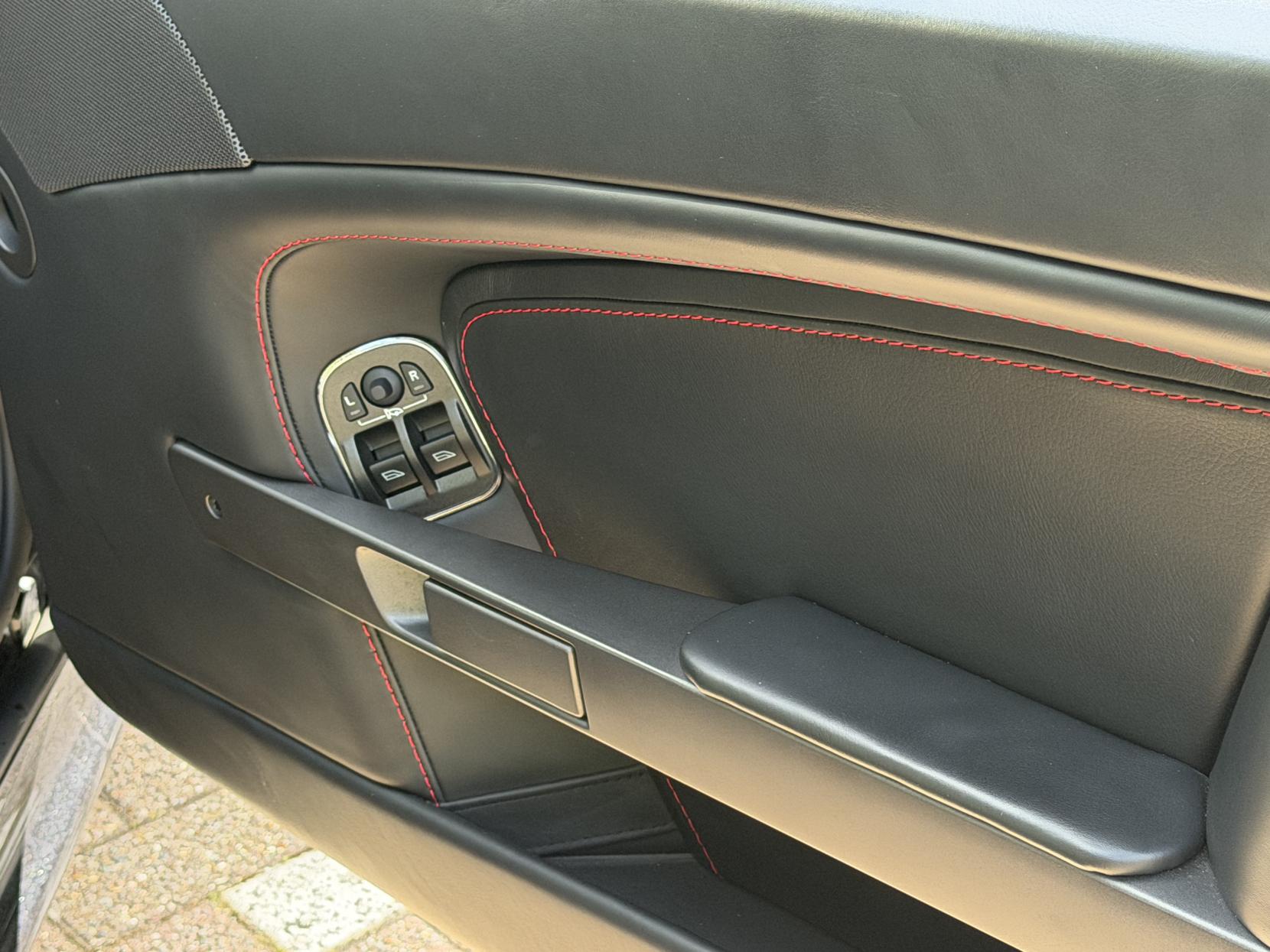 Aston Martin Vantage 4.7 V8 Roadster 2dr Petrol Sportshift II Euro 5 (420 bhp)