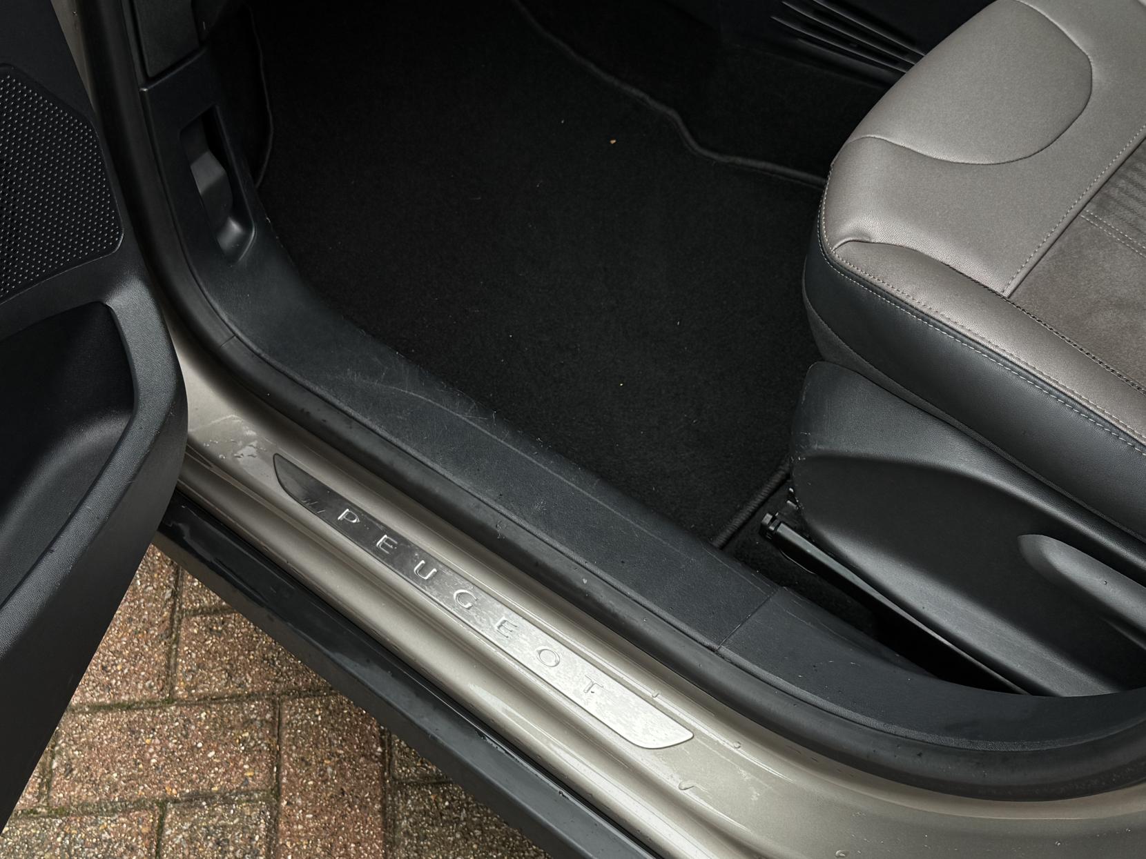 Peugeot 2008 1.6 e-HDi Feline SUV 5dr Diesel Manual Euro 5 (s/s) (Calima) (92 ps)