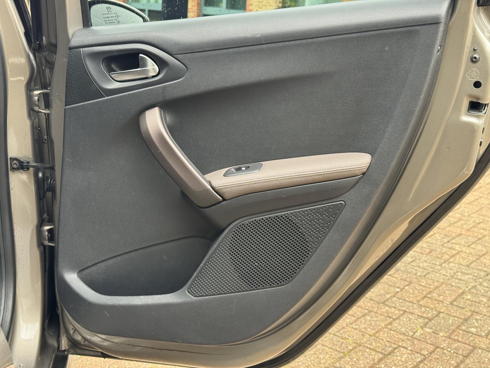 Peugeot 2008 1.6 e-HDi Feline SUV 5dr Diesel Manual Euro 5 (s/s) (Calima) (92 ps)