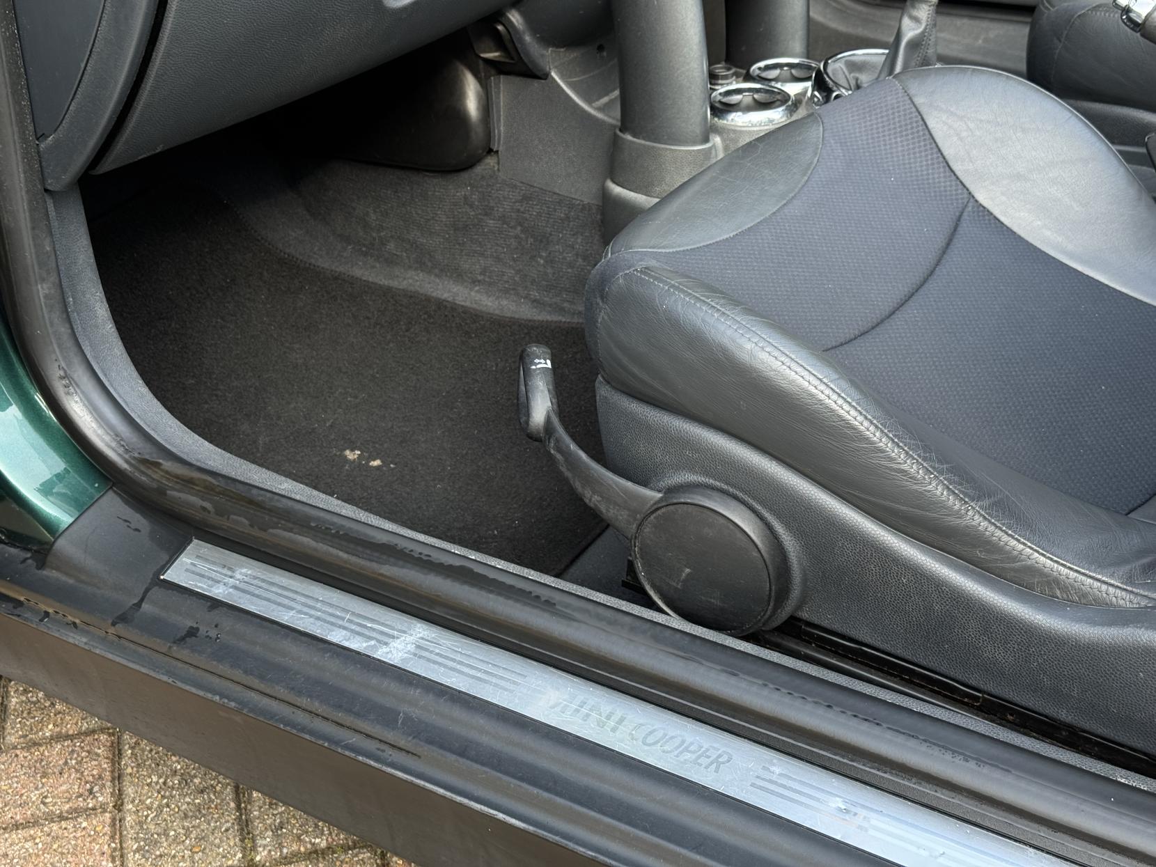 MINI Convertible 1.6 Cooper Convertible 2dr Petrol Manual Euro 3 (115 ps)