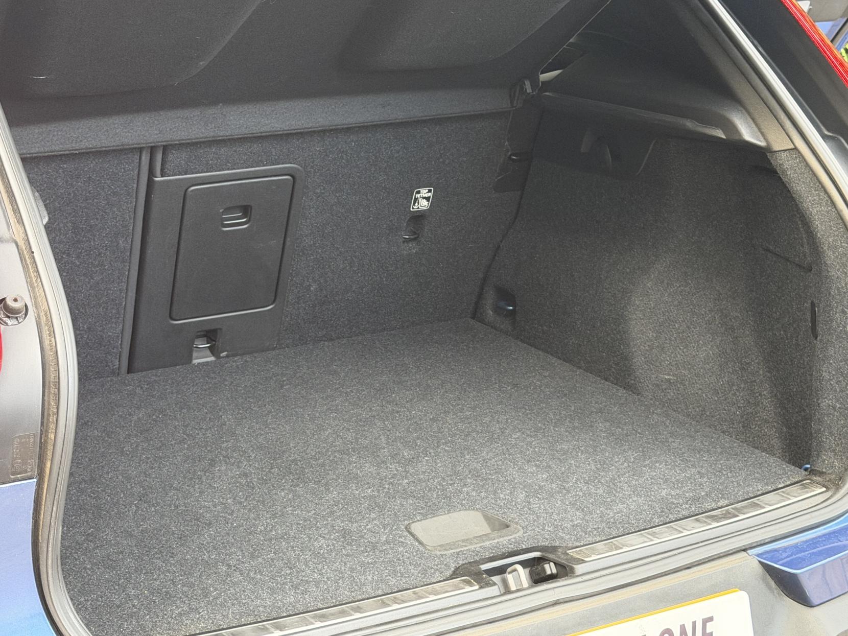 Volvo XC40 2.0 T4 R-Design Pro SUV 5dr Petrol Auto AWD Euro 6 (s/s) (190 ps)