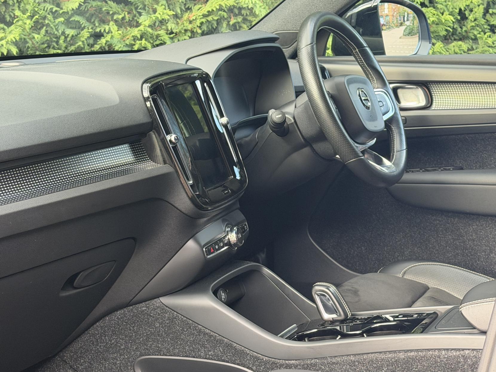 Volvo XC40 2.0 T4 R-Design Pro SUV 5dr Petrol Auto AWD Euro 6 (s/s) (190 ps)