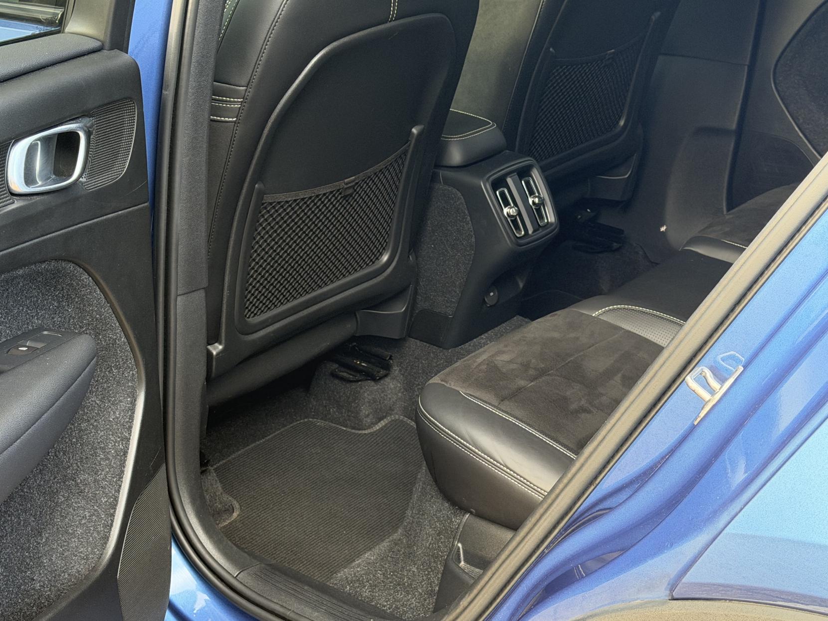 Volvo XC40 2.0 T4 R-Design Pro SUV 5dr Petrol Auto AWD Euro 6 (s/s) (190 ps)