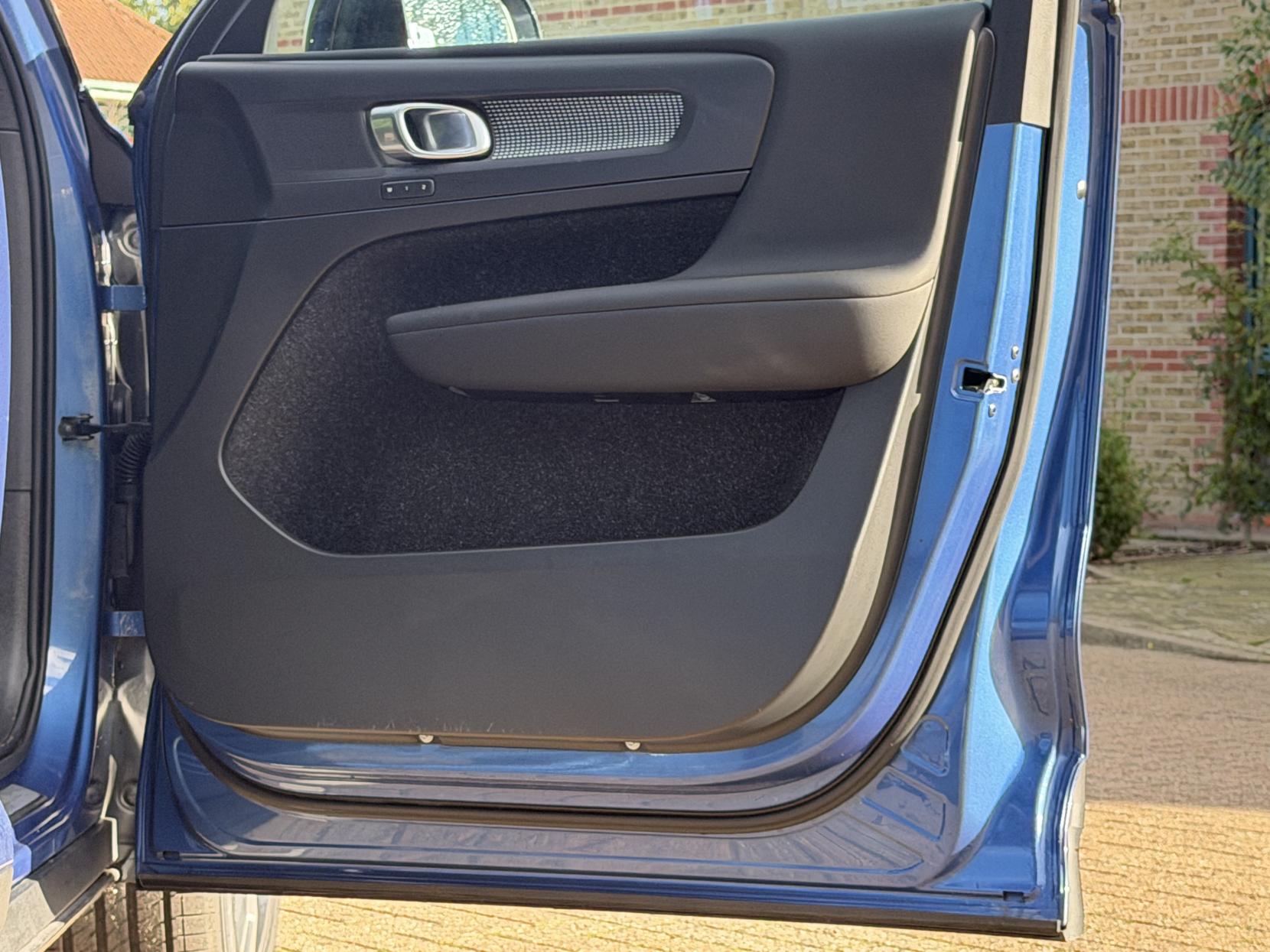 Volvo XC40 2.0 T4 R-Design Pro SUV 5dr Petrol Auto AWD Euro 6 (s/s) (190 ps)