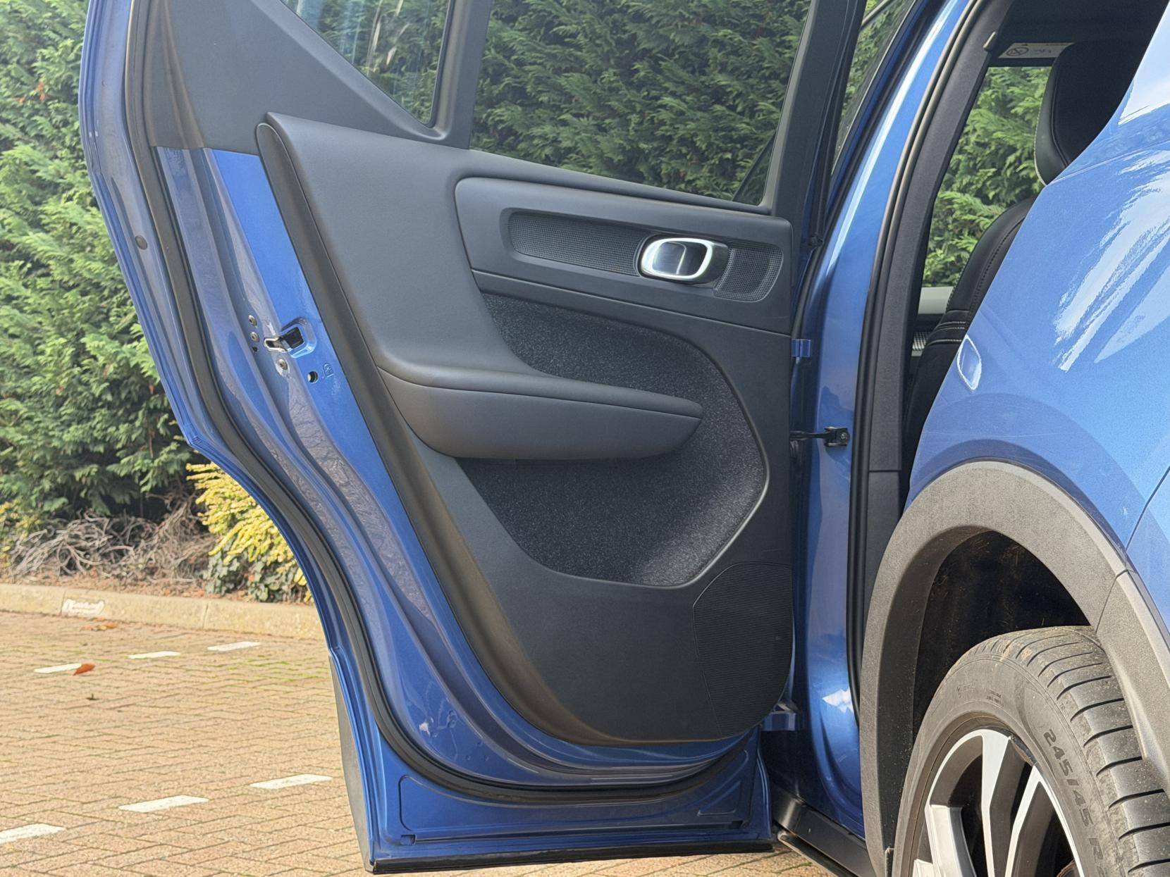 Volvo XC40 2.0 T4 R-Design Pro SUV 5dr Petrol Auto AWD Euro 6 (s/s) (190 ps)