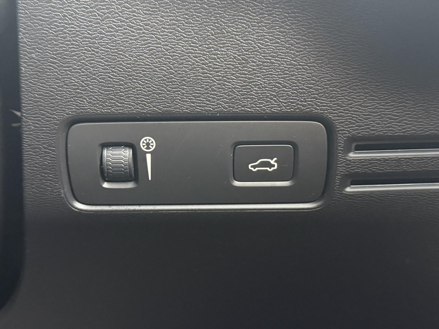 Volvo XC40 2.0 T4 R-Design Pro SUV 5dr Petrol Auto AWD Euro 6 (s/s) (190 ps)