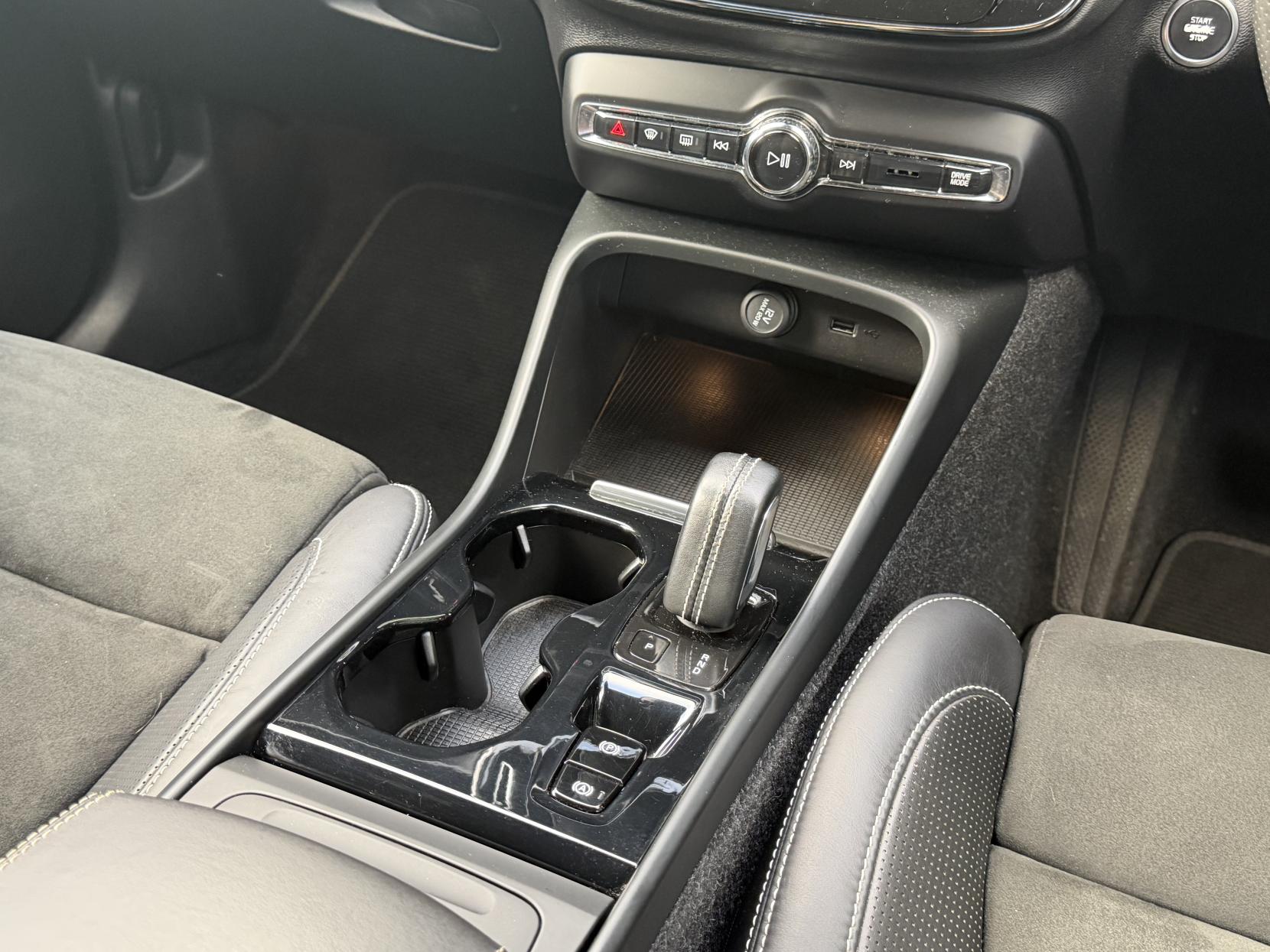 Volvo XC40 2.0 T4 R-Design Pro SUV 5dr Petrol Auto AWD Euro 6 (s/s) (190 ps)