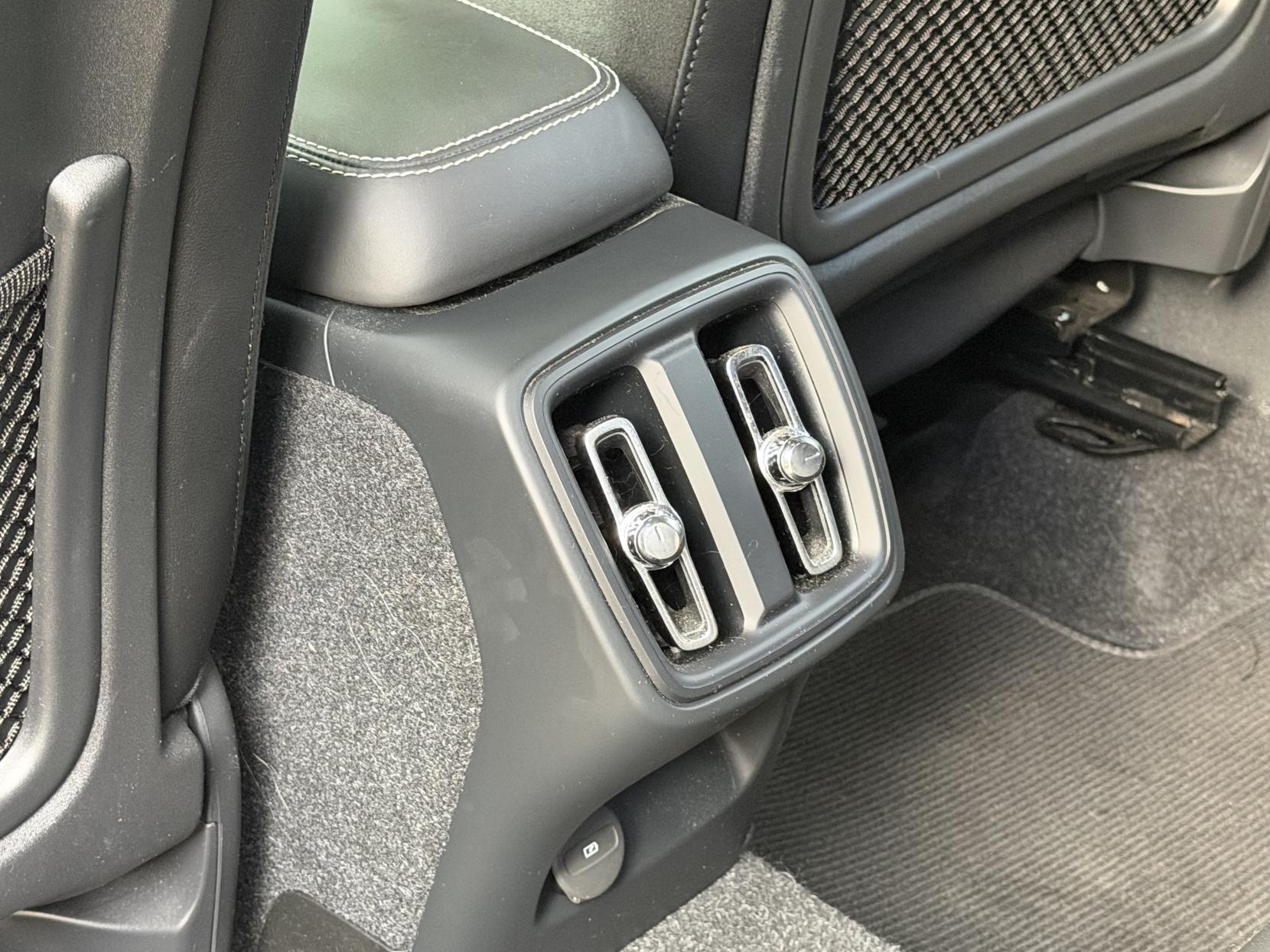 Volvo XC40 2.0 T4 R-Design Pro SUV 5dr Petrol Auto AWD Euro 6 (s/s) (190 ps)