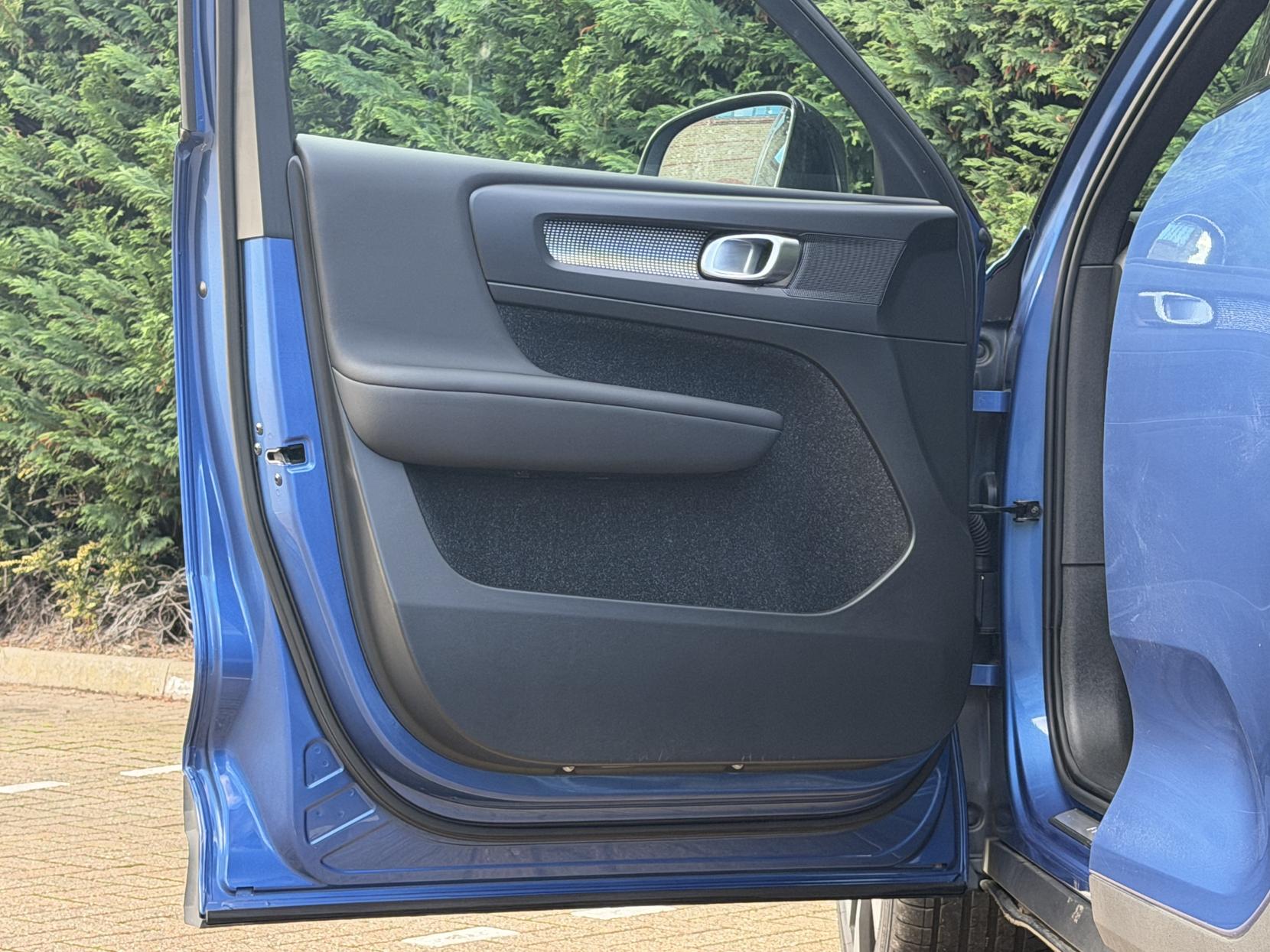 Volvo XC40 2.0 T4 R-Design Pro SUV 5dr Petrol Auto AWD Euro 6 (s/s) (190 ps)