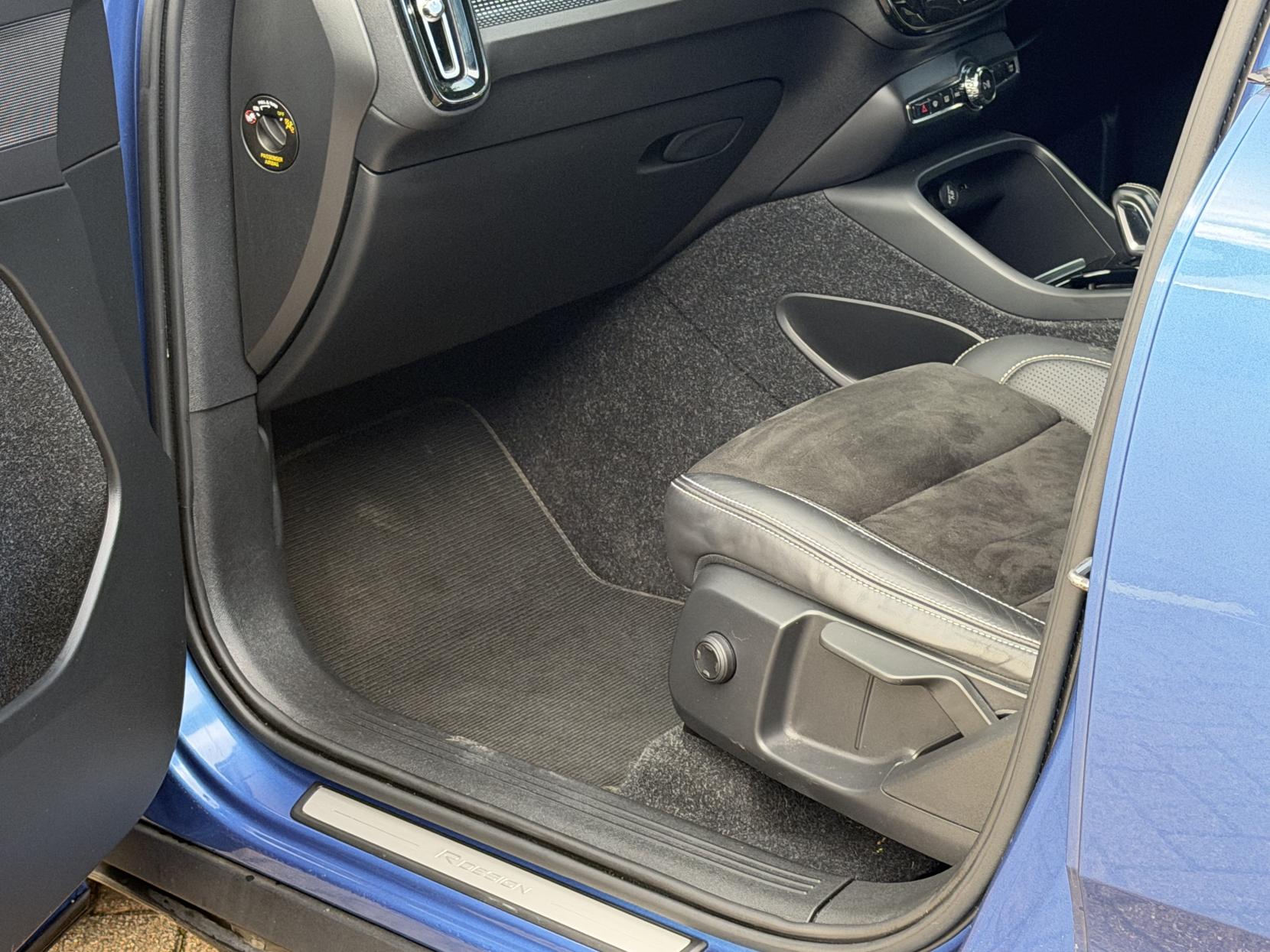 Volvo XC40 2.0 T4 R-Design Pro SUV 5dr Petrol Auto AWD Euro 6 (s/s) (190 ps)