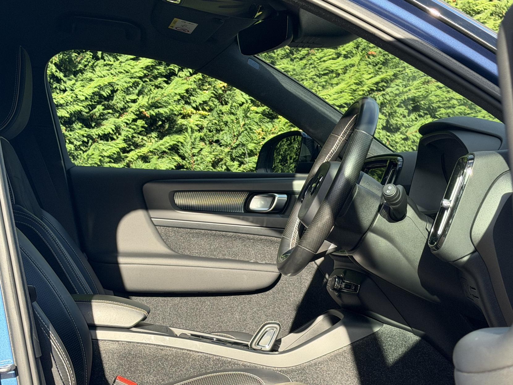 Volvo XC40 2.0 T4 R-Design Pro SUV 5dr Petrol Auto AWD Euro 6 (s/s) (190 ps)