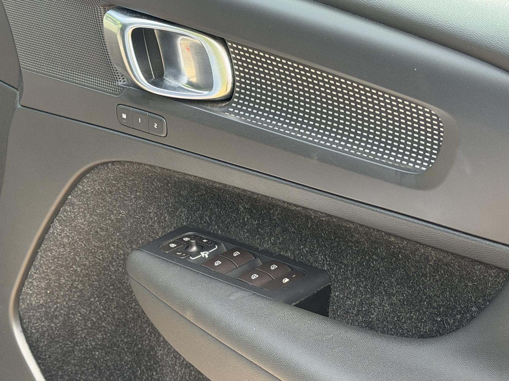 Volvo XC40 2.0 T4 R-Design Pro SUV 5dr Petrol Auto AWD Euro 6 (s/s) (190 ps)