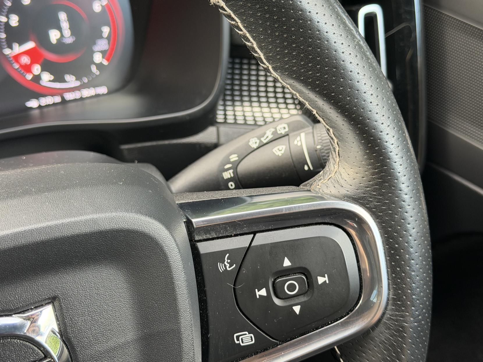 Volvo XC40 2.0 T4 R-Design Pro SUV 5dr Petrol Auto AWD Euro 6 (s/s) (190 ps)