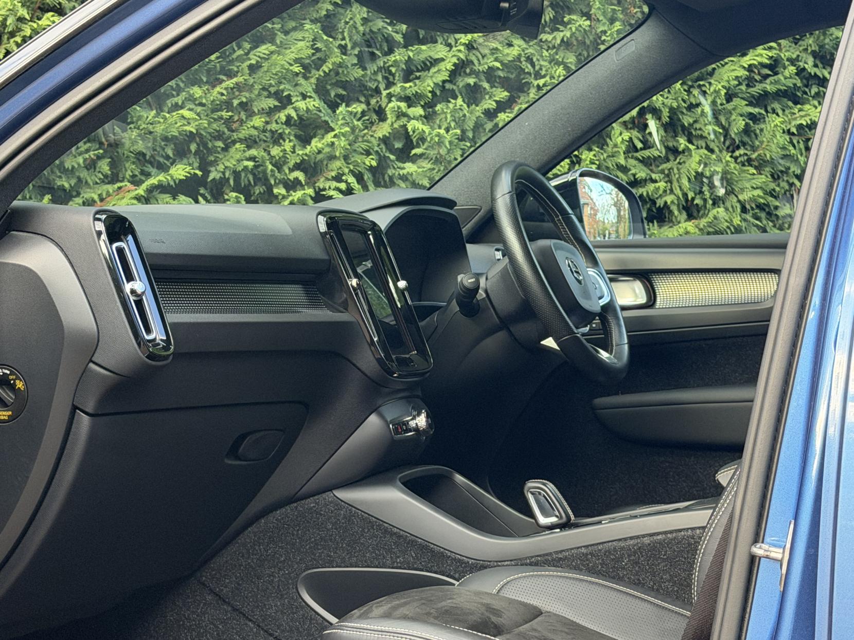 Volvo XC40 2.0 T4 R-Design Pro SUV 5dr Petrol Auto AWD Euro 6 (s/s) (190 ps)