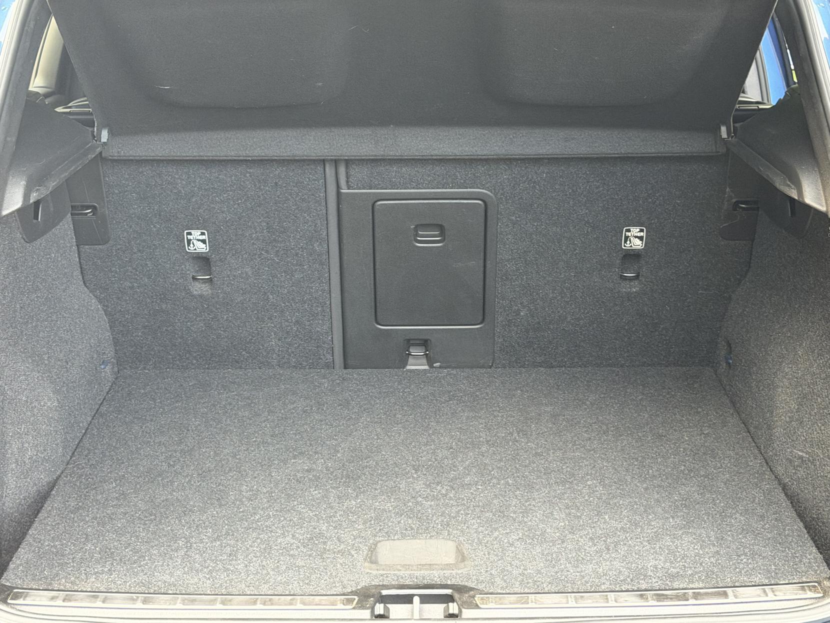 Volvo XC40 2.0 T4 R-Design Pro SUV 5dr Petrol Auto AWD Euro 6 (s/s) (190 ps)