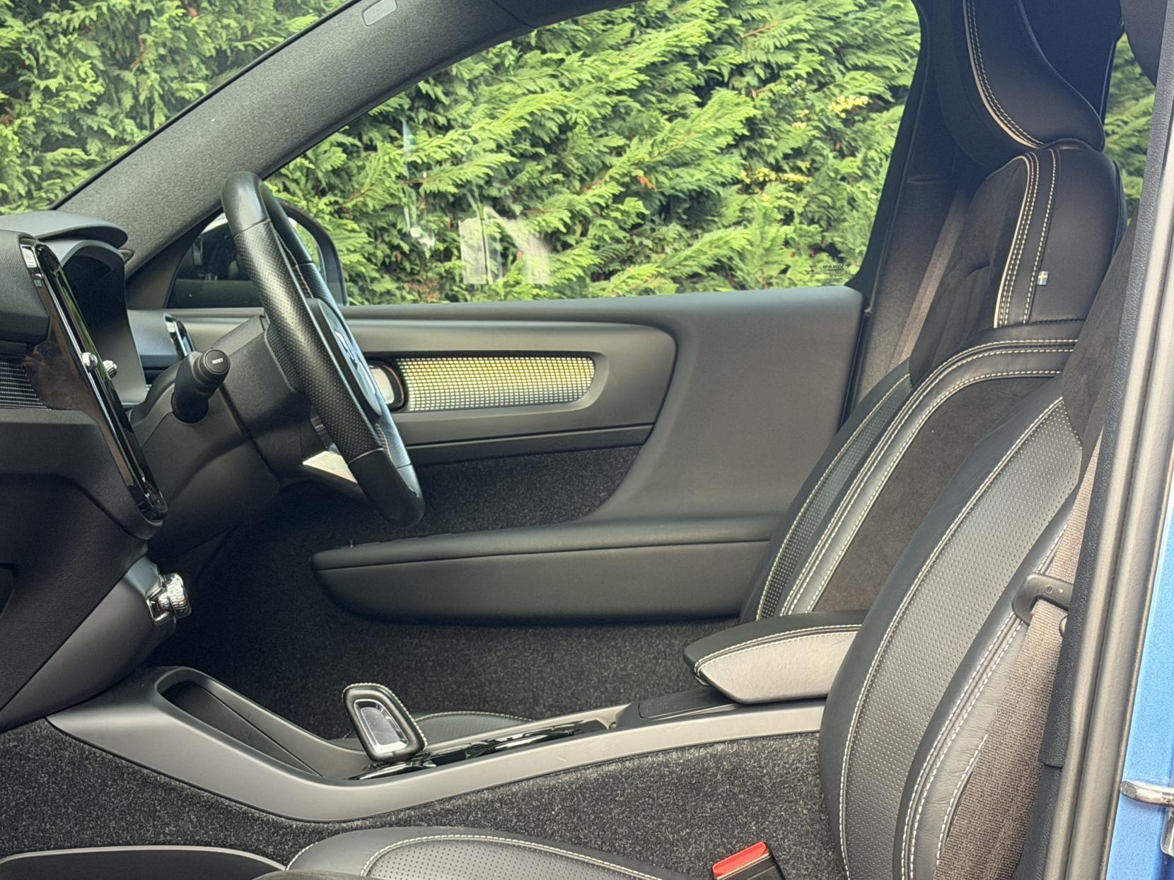 Volvo XC40 2.0 T4 R-Design Pro SUV 5dr Petrol Auto AWD Euro 6 (s/s) (190 ps)