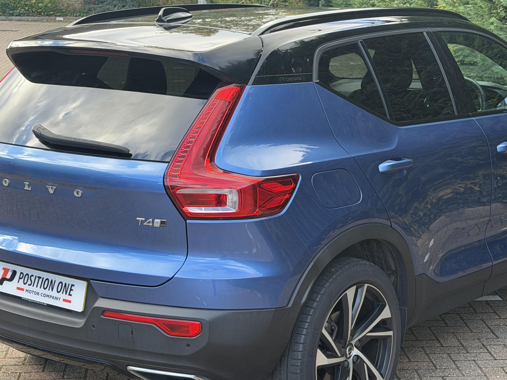 Volvo XC40 2.0 T4 R-Design Pro SUV 5dr Petrol Auto AWD Euro 6 (s/s) (190 ps)