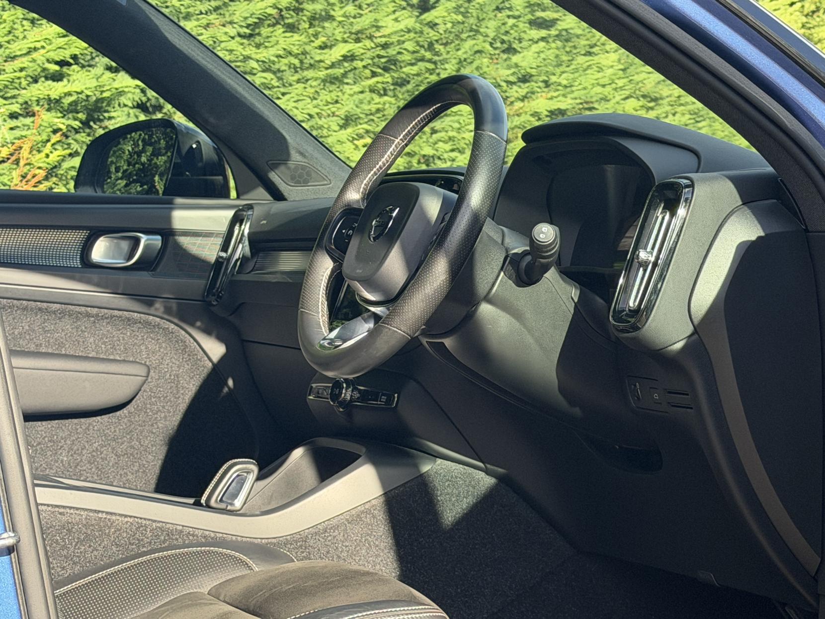 Volvo XC40 2.0 T4 R-Design Pro SUV 5dr Petrol Auto AWD Euro 6 (s/s) (190 ps)