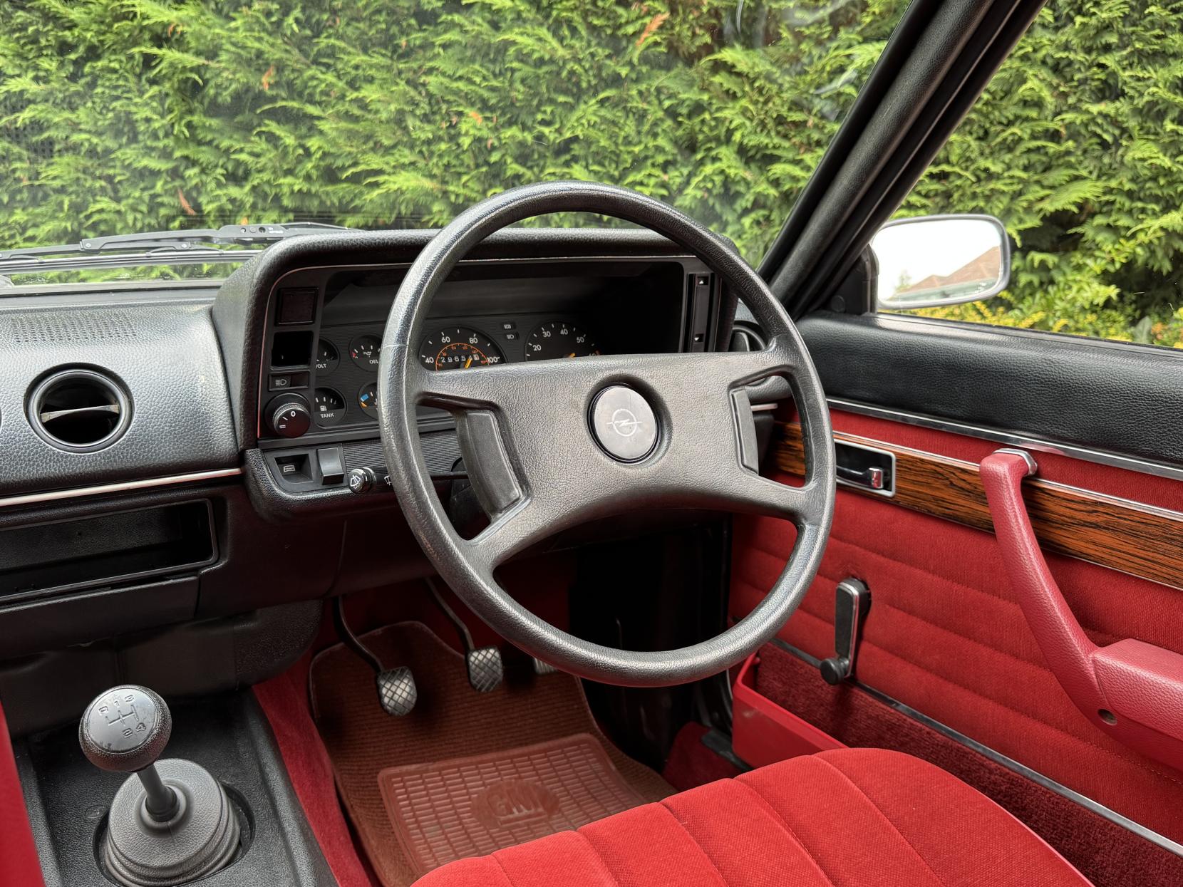 Opel Manta 1.8 Berlinetta Coupe 2dr Petrol Manual (90 bhp)