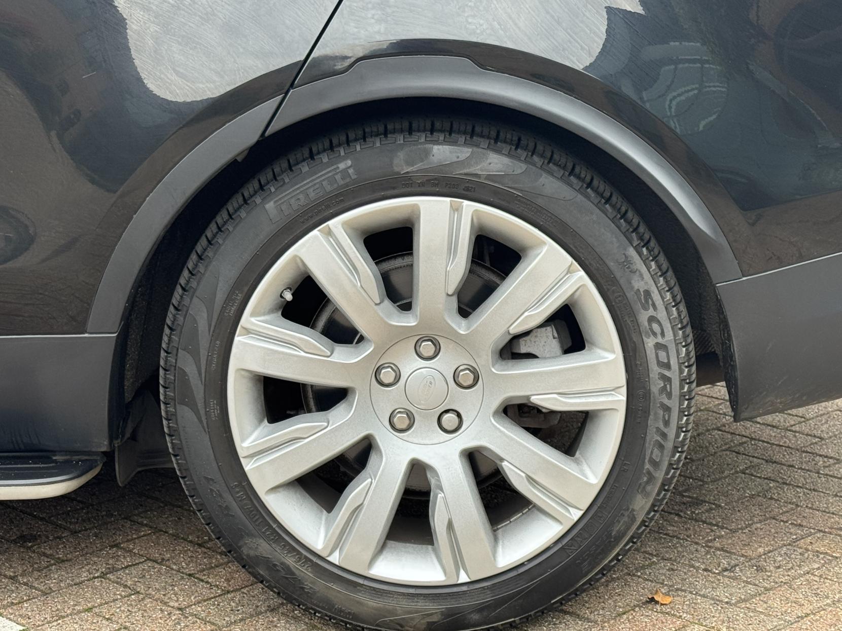 Land Rover Discovery 3.0 SD V6 HSE Luxury SUV 5dr Diesel Auto 4WD Euro 6 (s/s) (306 ps)