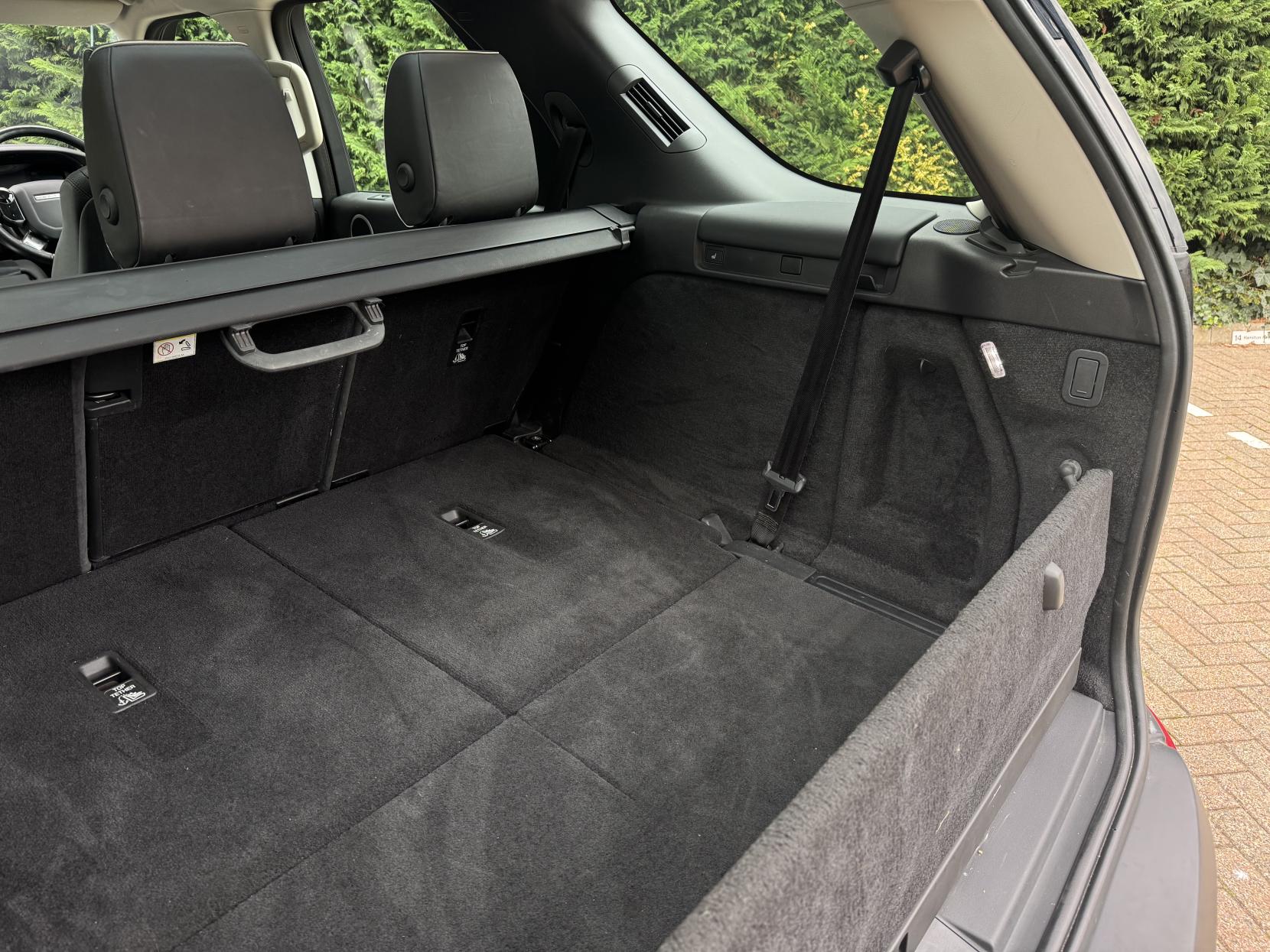 Land Rover Discovery 3.0 SD V6 HSE Luxury SUV 5dr Diesel Auto 4WD Euro 6 (s/s) (306 ps)