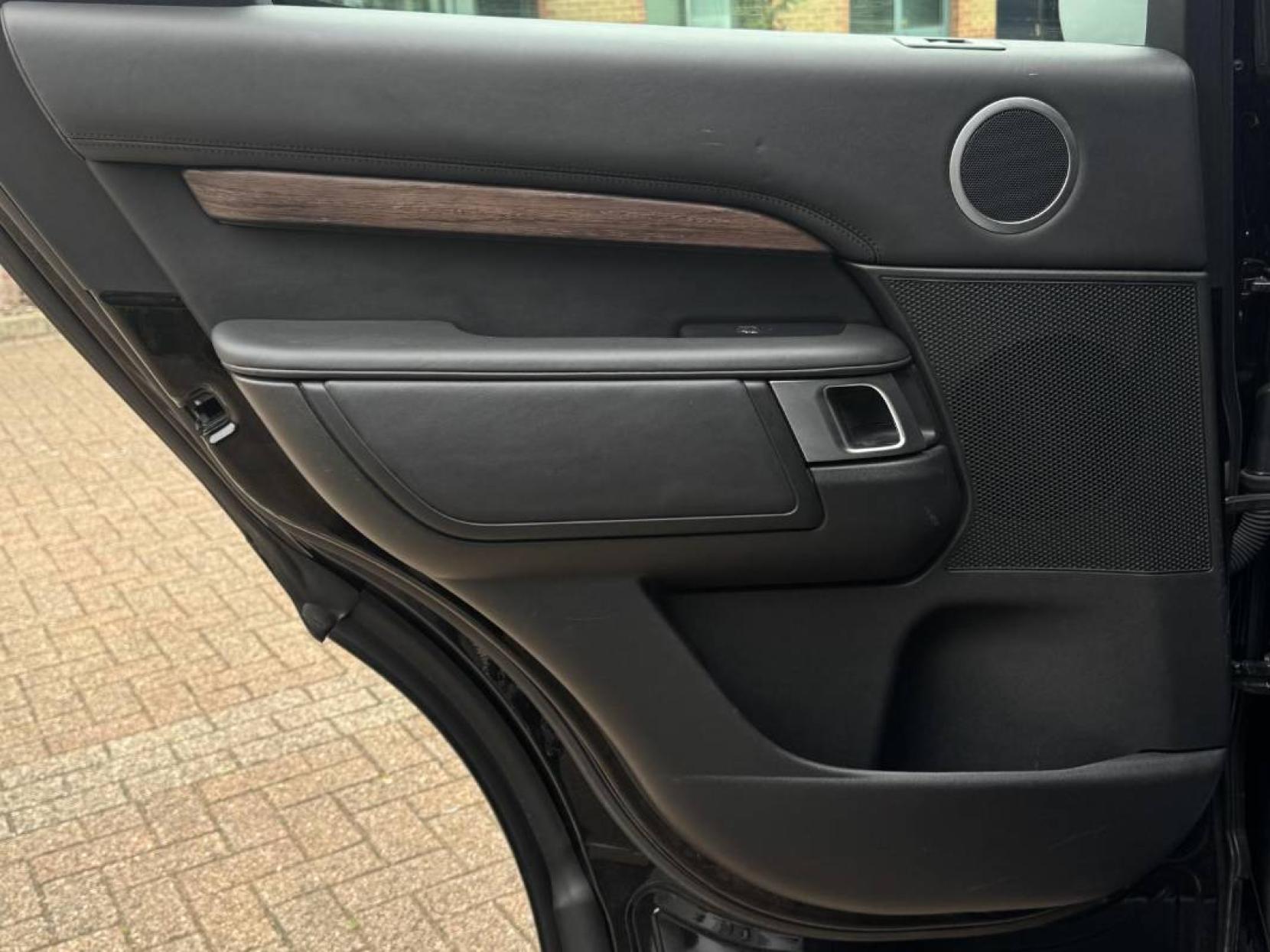 Land Rover Discovery 3.0 SD V6 HSE Luxury SUV 5dr Diesel Auto 4WD Euro 6 (s/s) (306 ps)