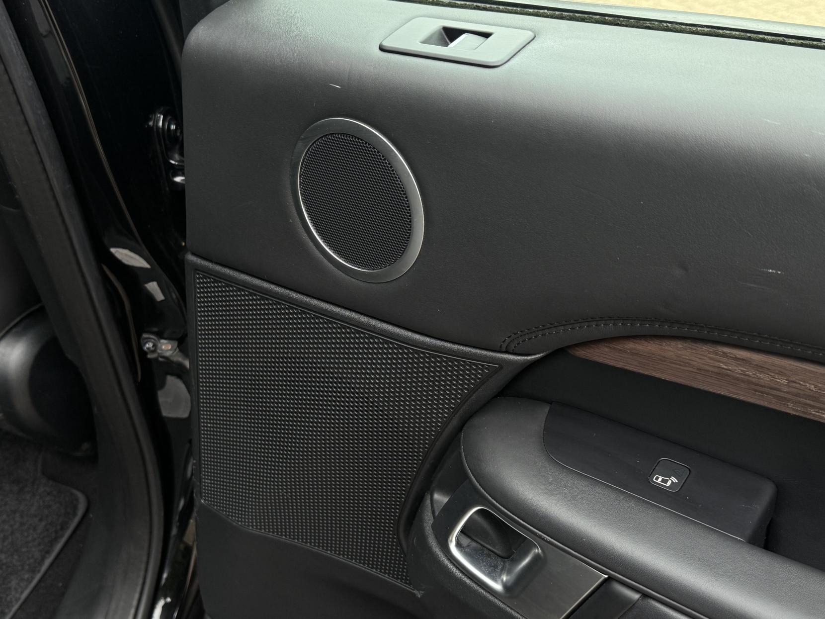 Land Rover Discovery 3.0 SD V6 HSE Luxury SUV 5dr Diesel Auto 4WD Euro 6 (s/s) (306 ps)