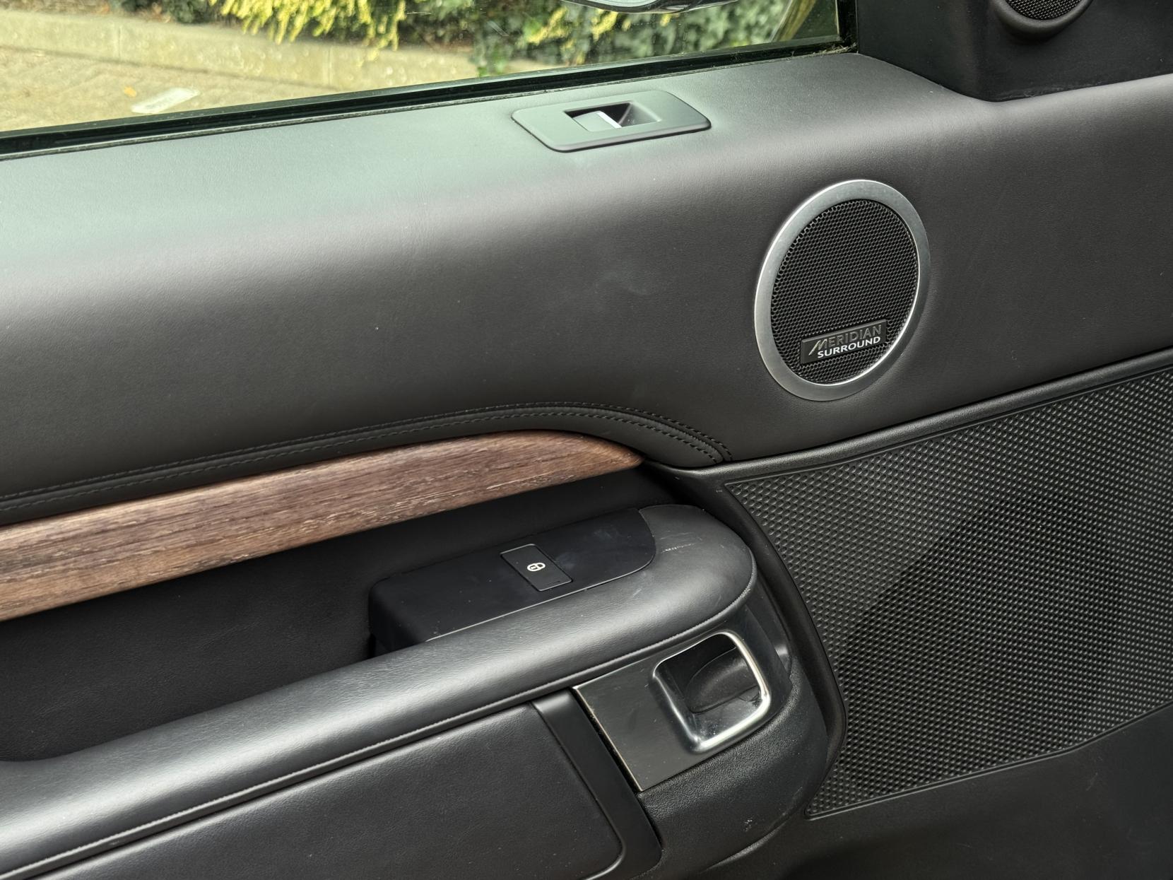 Land Rover Discovery 3.0 SD V6 HSE Luxury SUV 5dr Diesel Auto 4WD Euro 6 (s/s) (306 ps)