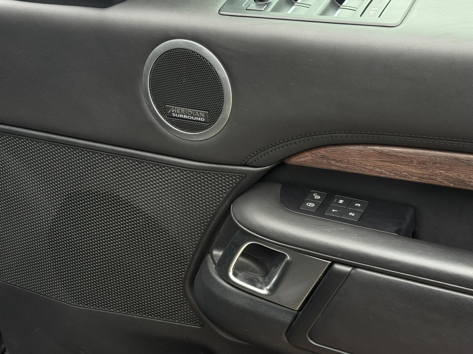 Land Rover Discovery 3.0 SD V6 HSE Luxury SUV 5dr Diesel Auto 4WD Euro 6 (s/s) (306 ps)