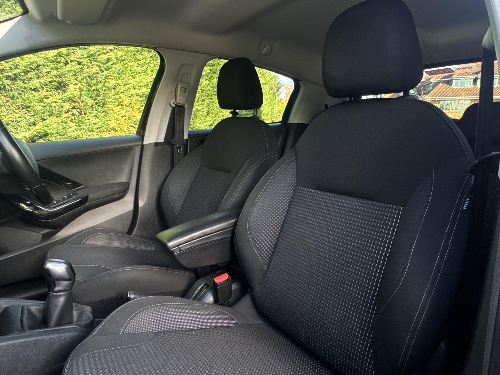 Peugeot 208 1.2 PureTech Tech Edition Hatchback 5dr Petrol Manual Euro 6 (s/s) (82 ps)