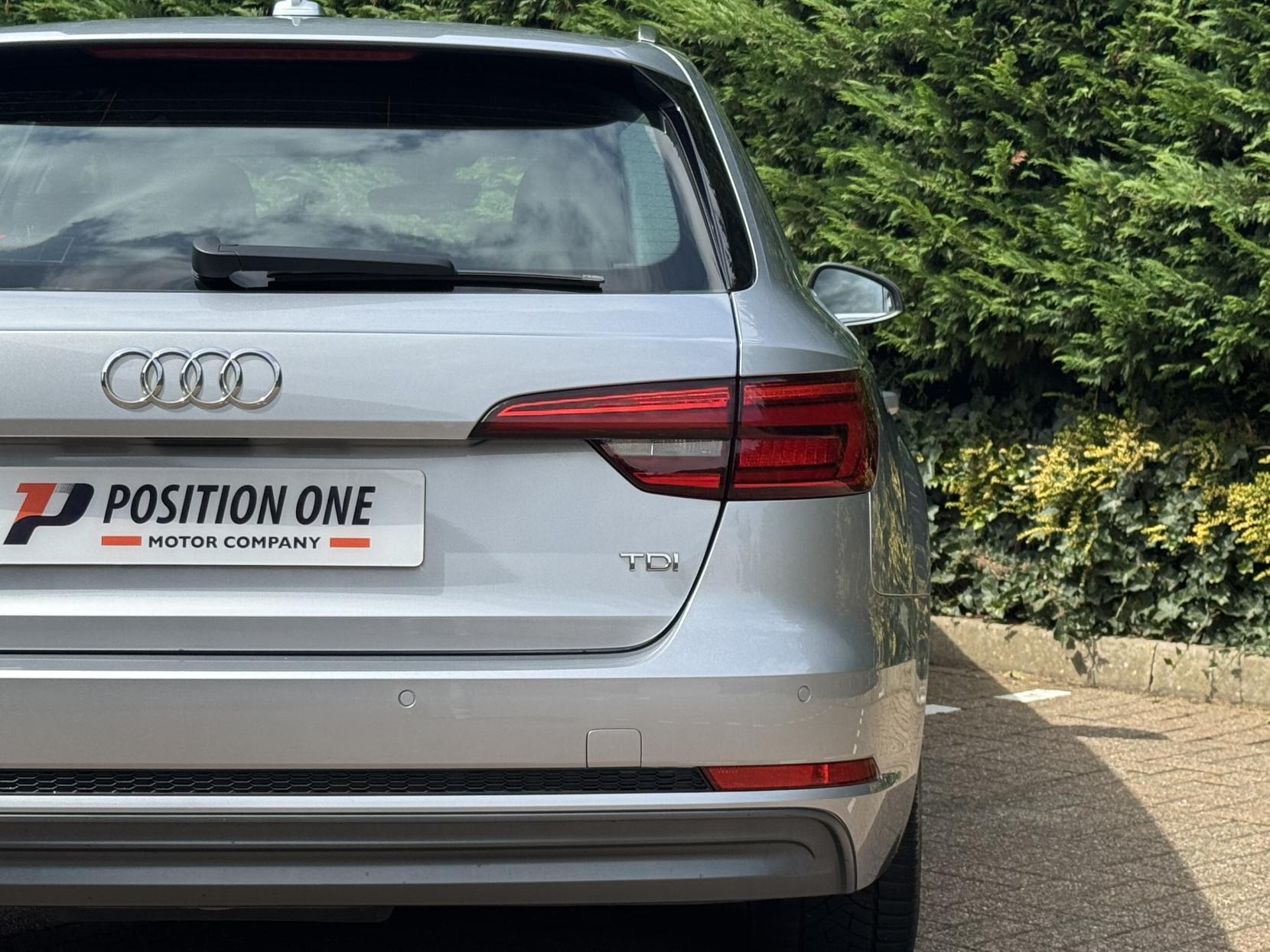 Audi A4 Avant 2.0 TDI S line Estate 5dr Diesel Manual Euro 6 (s/s) (150 ps)
