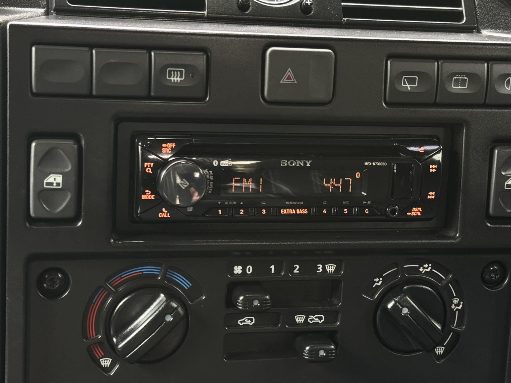 Land Rover Defender 90 2.4 TDCi County Station Wagon 3dr Diesel Manual 4WD SWB Euro 4 (122 bhp)