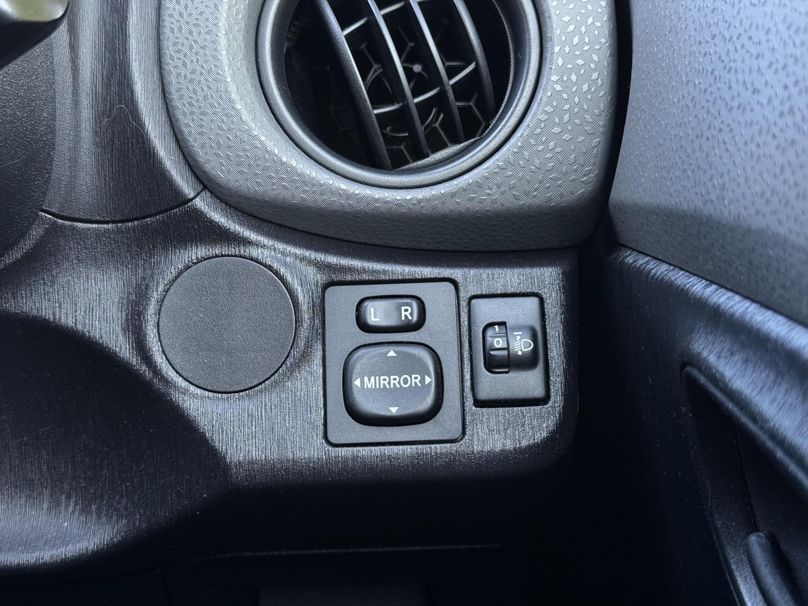 Toyota Yaris 1.0 VVT-i Edition Hatchback 5dr Petrol Manual Euro 5 (69 ps)