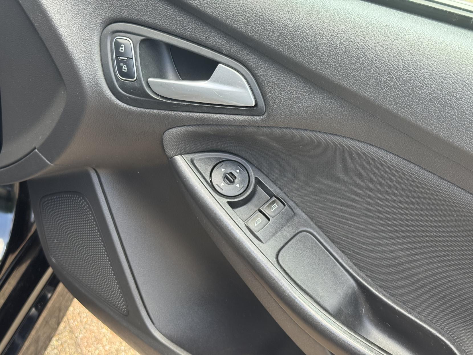 Ford Focus 1.0T EcoBoost Zetec S Hatchback 5dr Petrol Manual Euro 6 (s/s) (125 ps)