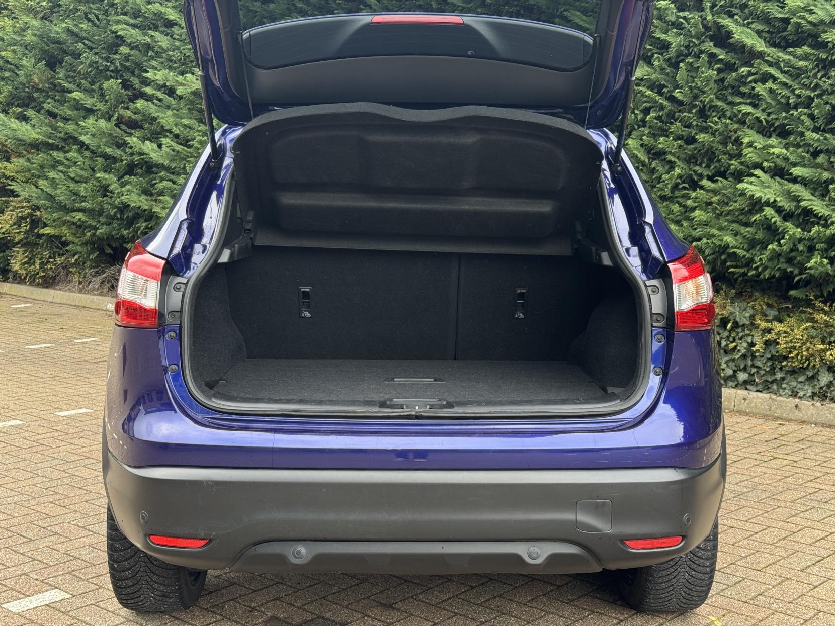 Nissan Qashqai 1.6 dCi Tekna SUV 5dr Diesel XTRON 2WD Euro 6 (s/s) (130 ps)