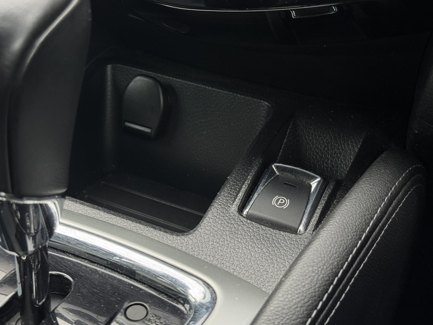 Nissan Qashqai 1.6 dCi Tekna SUV 5dr Diesel XTRON 2WD Euro 6 (s/s) (130 ps)