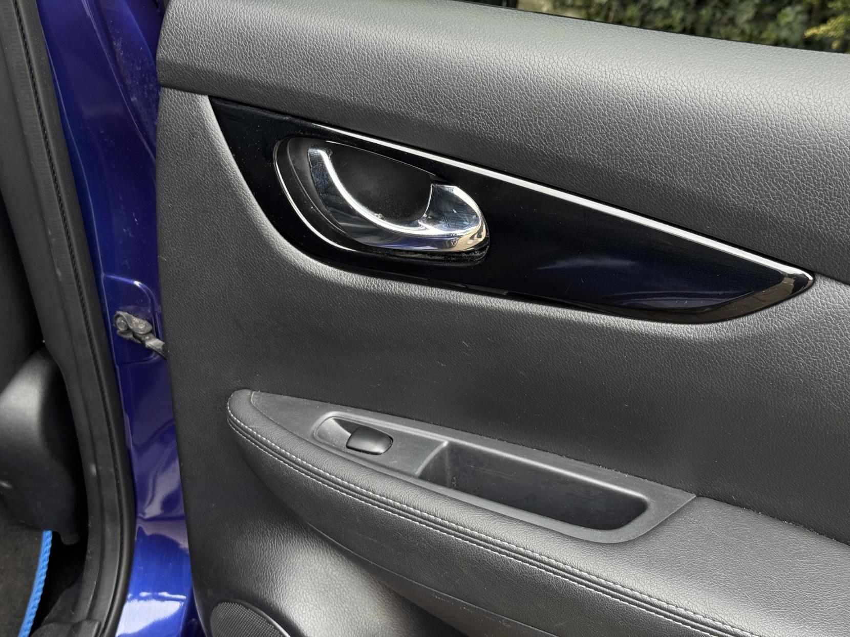 Nissan Qashqai 1.6 dCi Tekna SUV 5dr Diesel XTRON 2WD Euro 6 (s/s) (130 ps)