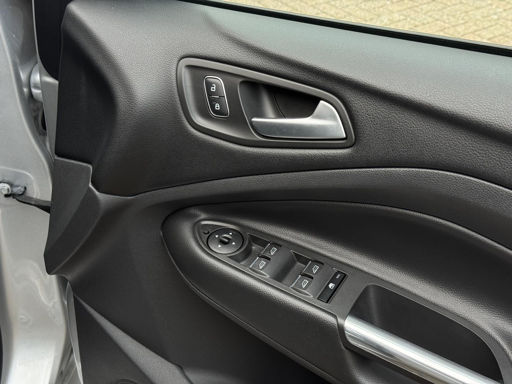 Ford Kuga 1.5T EcoBoost ST-Line SUV 5dr Petrol Auto AWD Euro 6 (s/s) (176 ps)