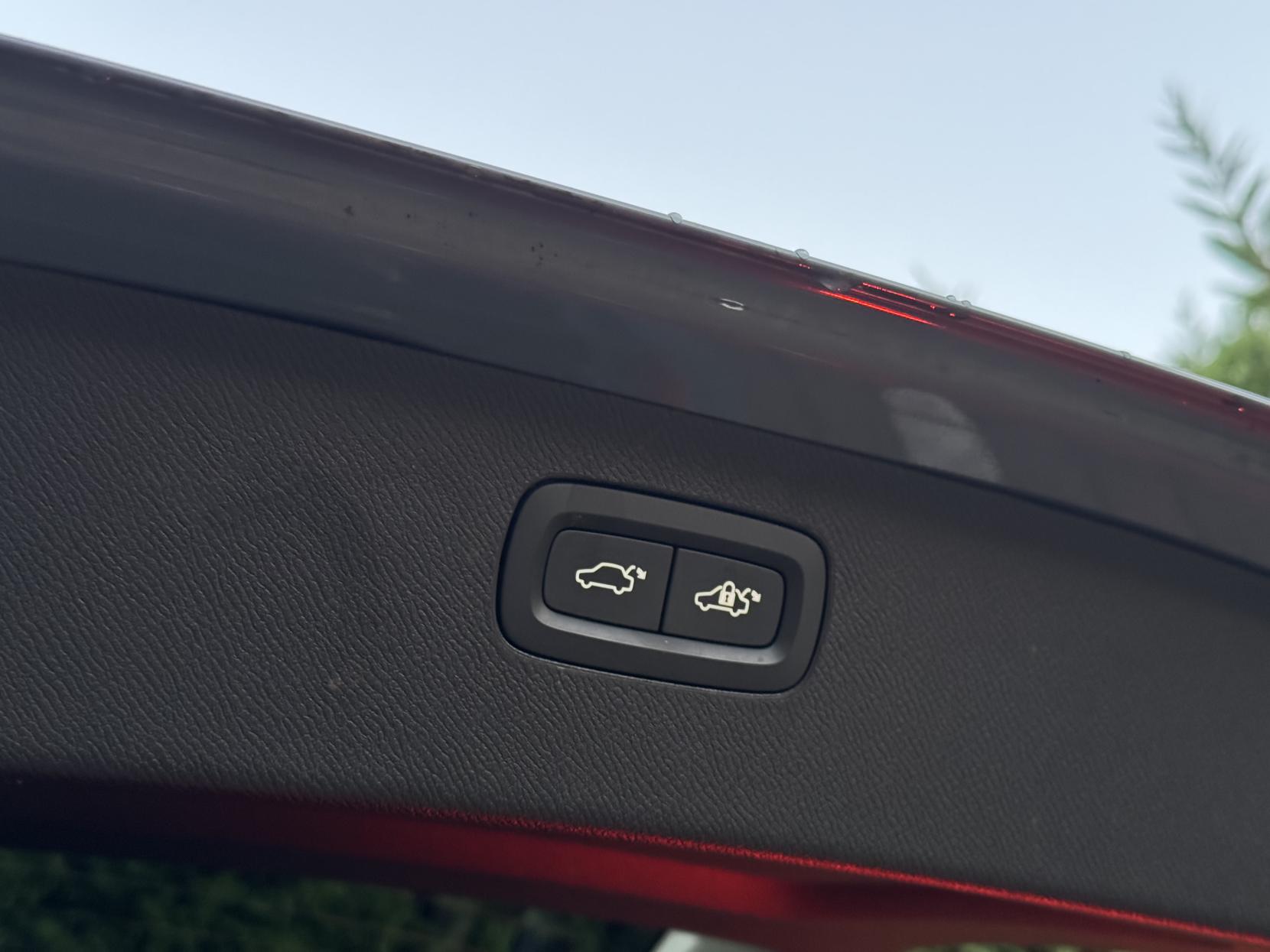 Volvo XC90 2.0h T8 Recharge 18.8kWh Ultimate Dark SUV 5dr Petrol Plug-in Hybrid Auto 4WD Euro 6 (s/s) (455 ps)