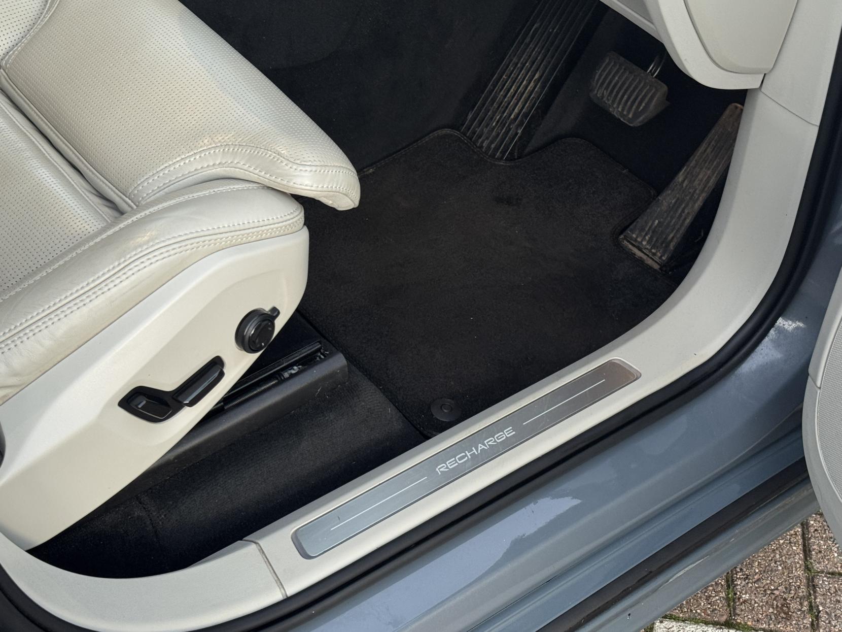 Volvo XC90 2.0h T8 Recharge 18.8kWh Ultimate Dark SUV 5dr Petrol Plug-in Hybrid Auto 4WD Euro 6 (s/s) (455 ps)