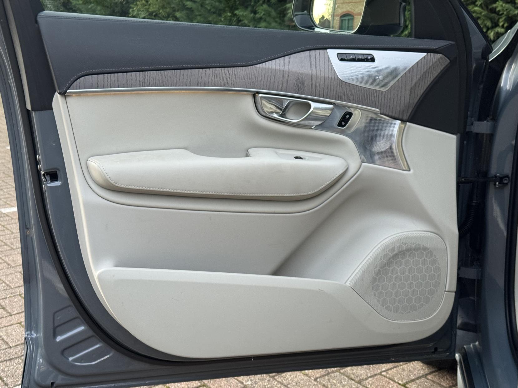 Volvo XC90 2.0h T8 Recharge 18.8kWh Ultimate Dark SUV 5dr Petrol Plug-in Hybrid Auto 4WD Euro 6 (s/s) (455 ps)