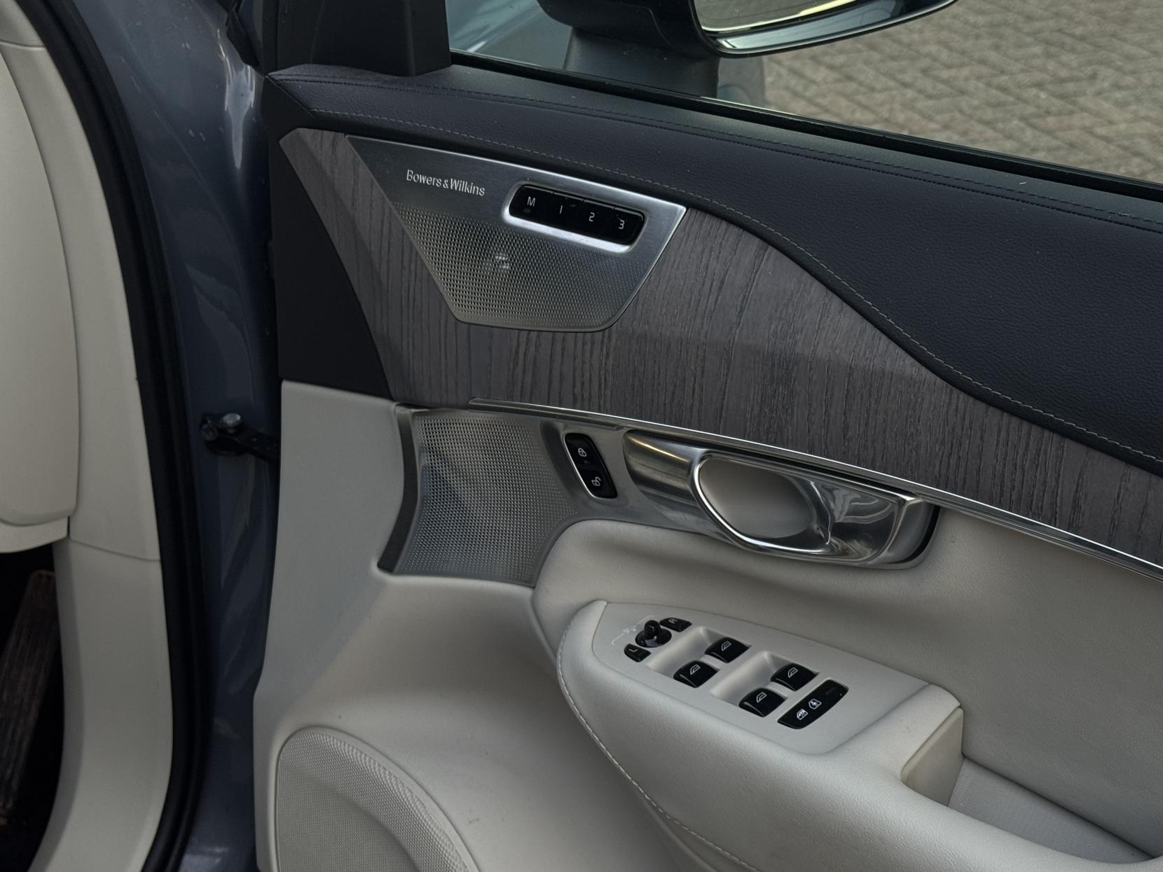 Volvo XC90 2.0h T8 Recharge 18.8kWh Ultimate Dark SUV 5dr Petrol Plug-in Hybrid Auto 4WD Euro 6 (s/s) (455 ps)