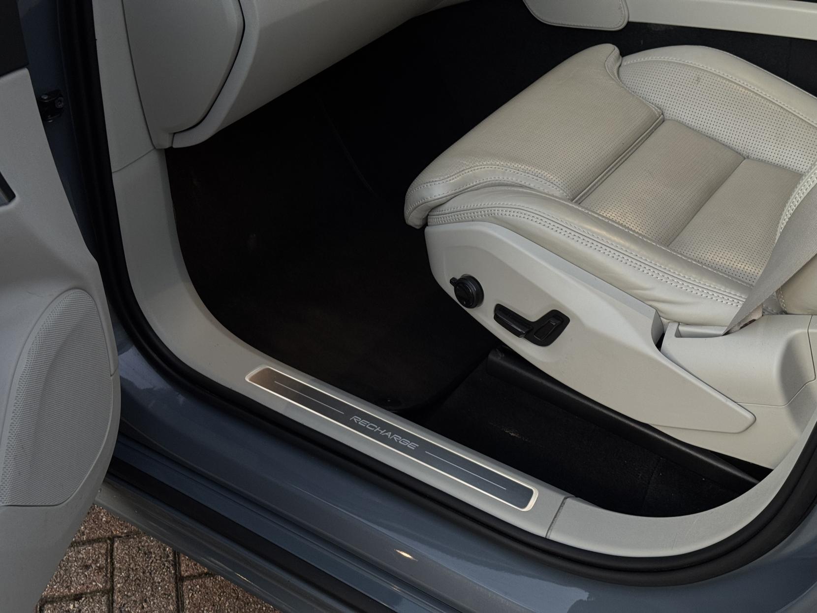 Volvo XC90 2.0h T8 Recharge 18.8kWh Ultimate Dark SUV 5dr Petrol Plug-in Hybrid Auto 4WD Euro 6 (s/s) (455 ps)