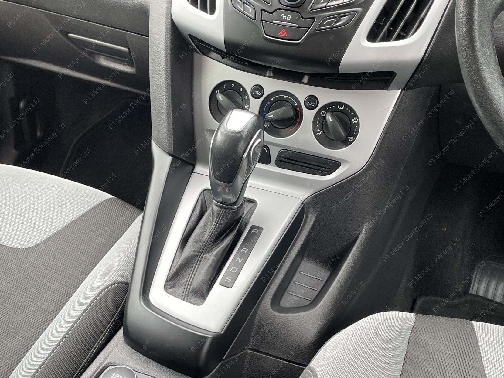 Ford Focus 1.6 Zetec Estate 5dr Petrol Powershift Euro 5 (125 ps)