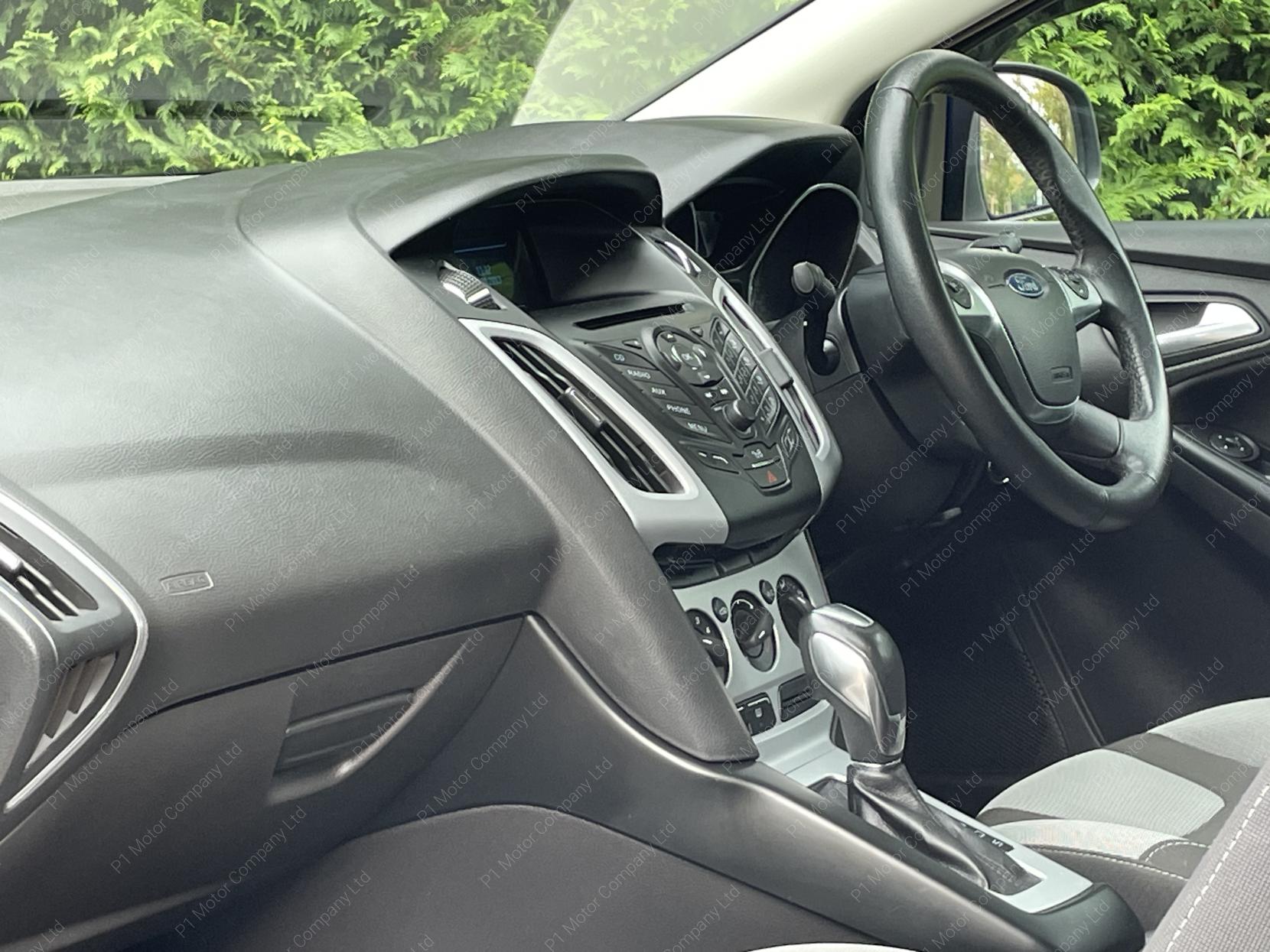 Ford Focus 1.6 Zetec Estate 5dr Petrol Powershift Euro 5 (125 ps)