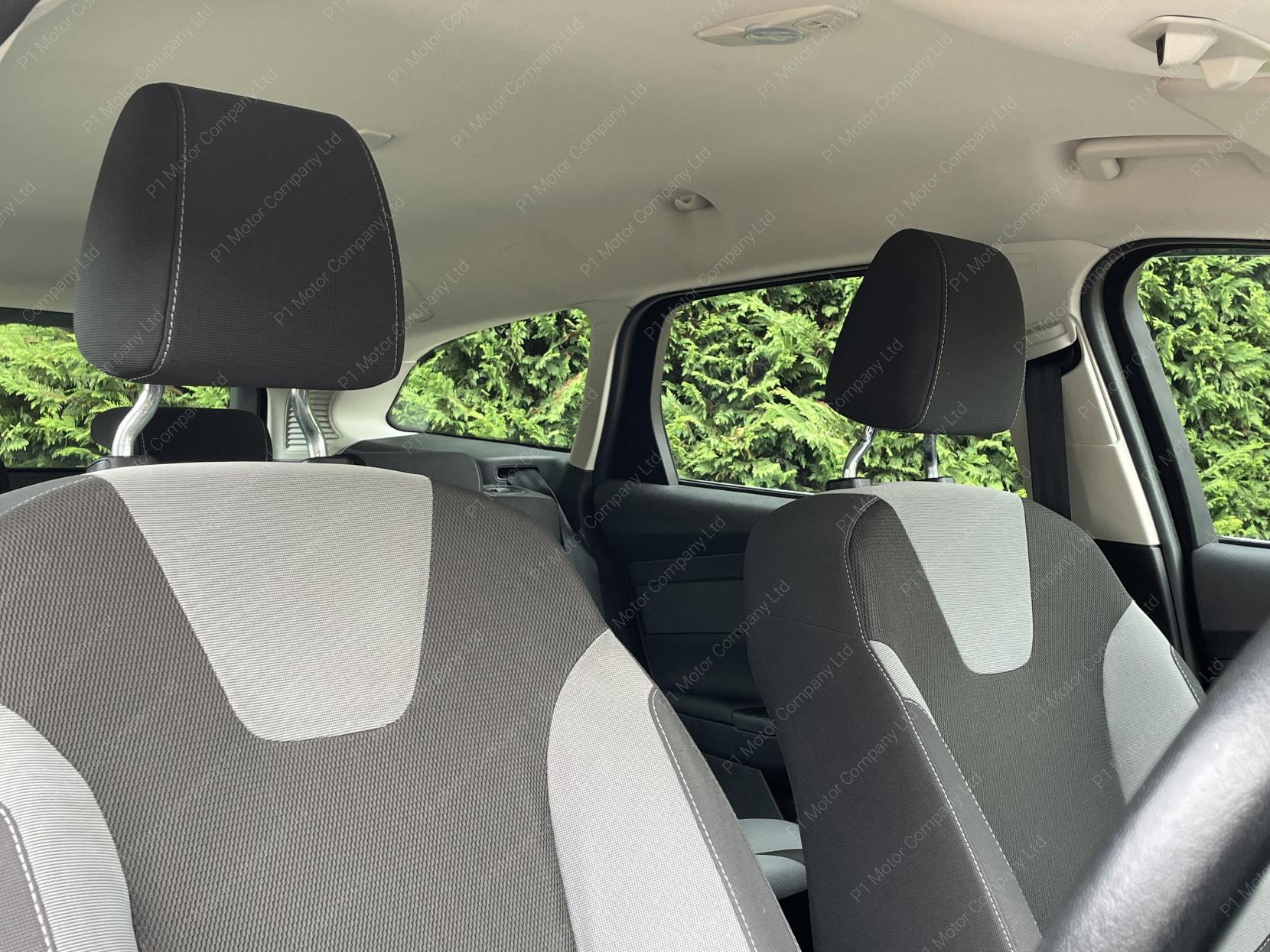 Ford Focus 1.6 Zetec Estate 5dr Petrol Powershift Euro 5 (125 ps)