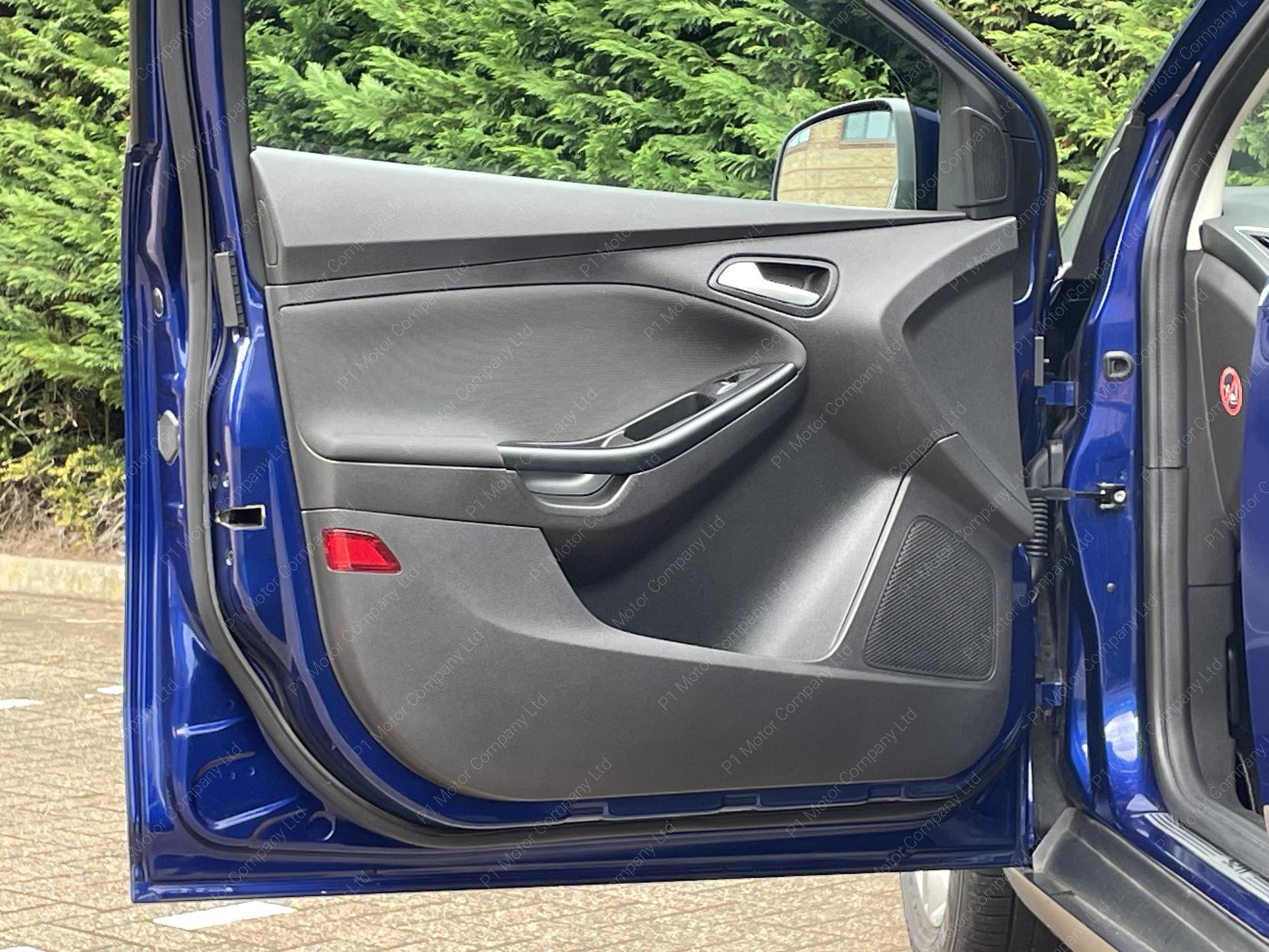 Ford Focus 1.6 Zetec Estate 5dr Petrol Powershift Euro 5 (125 ps)