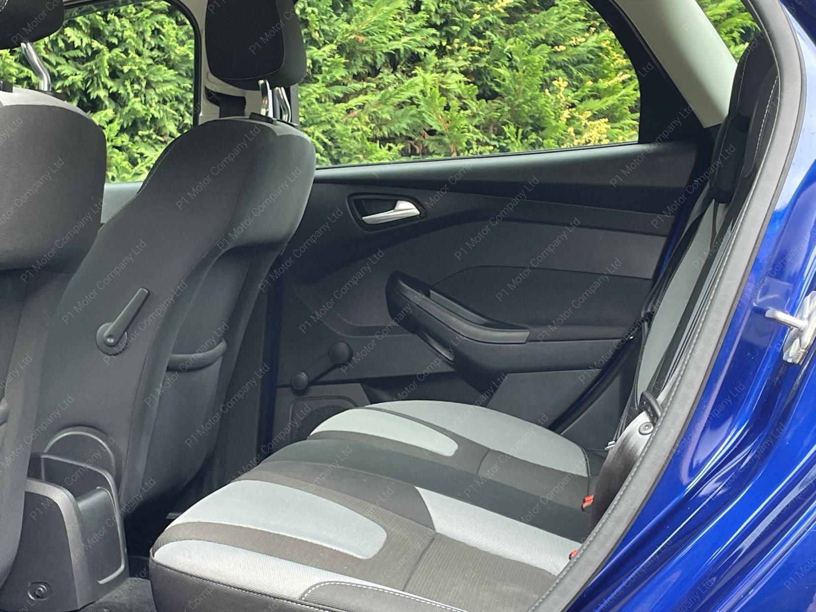 Ford Focus 1.6 Zetec Estate 5dr Petrol Powershift Euro 5 (125 ps)