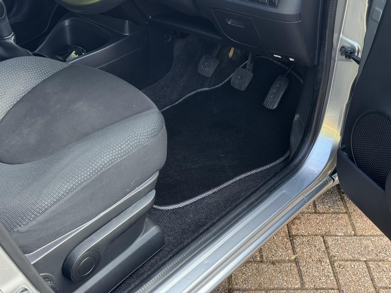 Nissan Micra 1.2 16v n-tec Hatchback 5dr Petrol Manual (139 g/km, 79 bhp)