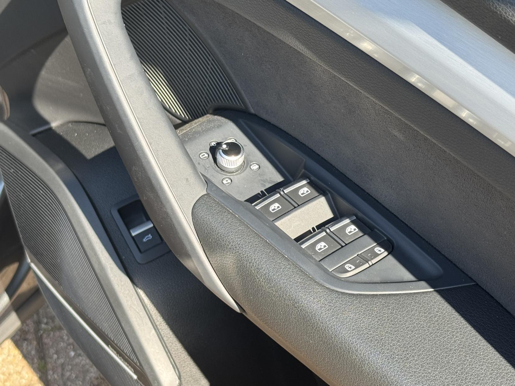 Audi Q5 2.0 TDI 40 S line SUV 5dr Diesel S Tronic quattro Euro 6 (s/s) (204 ps)